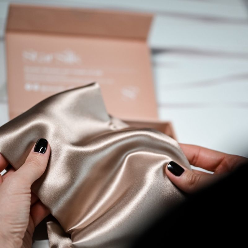 Svilena prevleka za blazino Golden Sunlight 50 x 70 cm